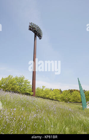 I pali della luce nello stadio, spotlight per la luminosità Foto Stock