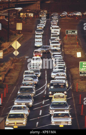 Collo di bottiglia di costruzione su H-1 Freeway avvicinando Honolulu da ovest durante la mattina ora di punta. Pendolari provengono da tale crescita veloce zone come il Pearl City e Mililani town, Ottobre 1973 Foto Stock