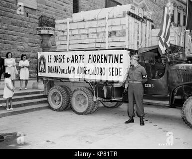 MP sta di guardia di fronte a un autocarro caricato con i tesori d'arte rubati da esercito tedesco e recuperato dagli Stati Uniti Esercito. I dipinti sono restituite alla città di Firenze. 23/07/1945 111-SC-210396 Foto Stock