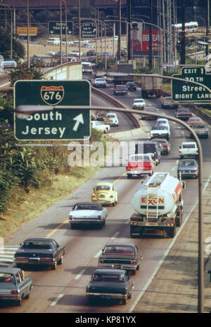 Schuykill Expressway (I-676) Velocizza il traffico tra il centro città e la zona nord e sobborghi Occidentali, Agosto 1973 Foto Stock