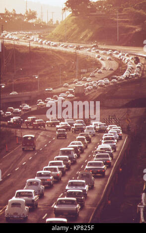 Mattina ora di punta del traffico su H-1 freeway avvicinando Honolulu da ovest. Pendolari provengono da tale crescita veloce zone come il Pearl City e Mililani town, Ottobre 1973 Foto Stock