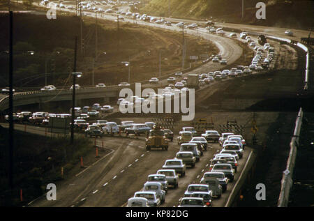 Mattina ora di punta del traffico su H-1 freeway avvicinando Honolulu da ovest. Pendolari provengono da tale crescita veloce zone come il Pearl City e Mililani town, Ottobre 1973 Foto Stock