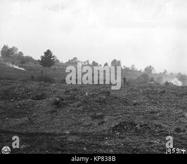 American fanti corsa attraverso un campo aperto per raggiungere una scatola di pillole tedesco, sul tedesco di linea Siegfried difese, Eisenboen, Germania, 10 9 44 (28 divisione di fanteria) Foto Stock