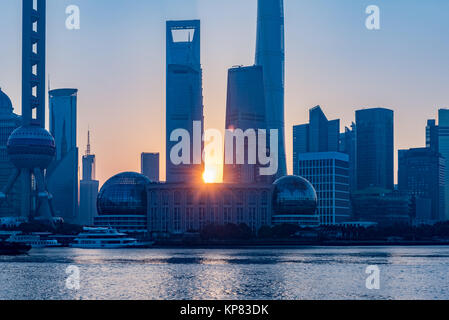 Lo skyline di Shanghai panorama in tonalità blu. Foto Stock