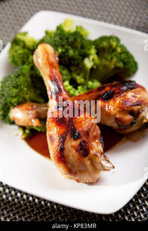 Cosce di pollo con broccoli,le cosce di pollo con broccoli Foto Stock