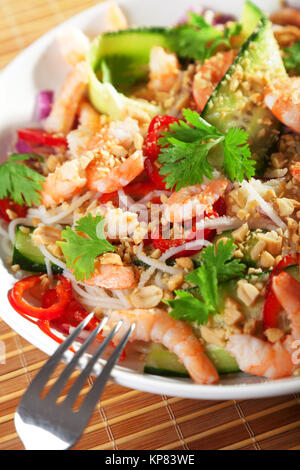 Asian con insalata di tagliatelle,Asian con insalata di tagliatelle,Asian con insalata di tagliatelle,Asian con insalata di tagliatelle Foto Stock
