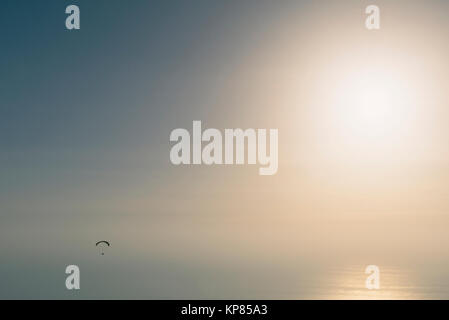 Parapendio sul mare al tramonto Foto Stock