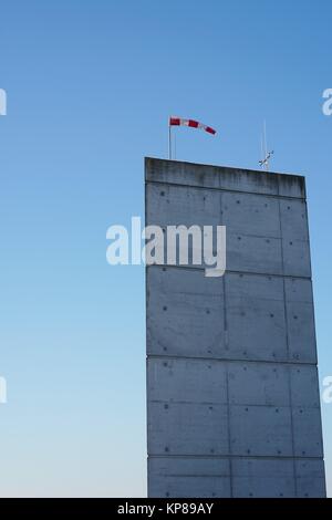 Indicatore del vento su un pilastro di calcestruzzo Foto Stock