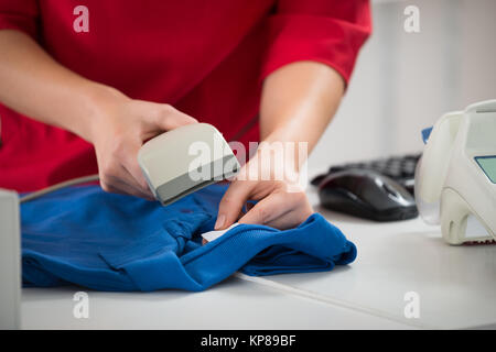 Commessa la scansione di codici a barre sull Tshirt Foto Stock