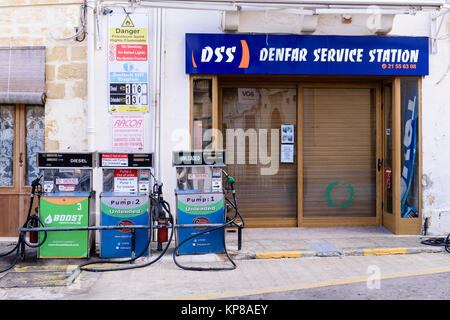 Vecchia strada-lato stazione di benzina, Gozo, Malta. Foto Stock