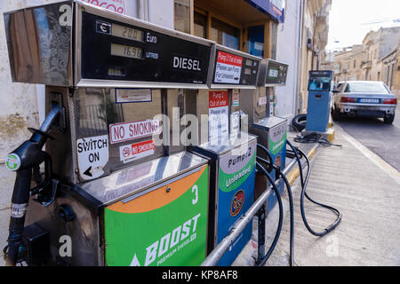 Pompe a una vecchia strada-lato stazione di benzina, Gozo, Malta. Foto Stock