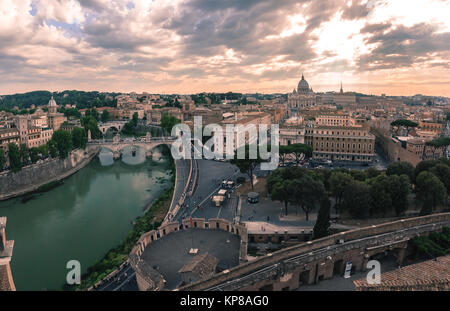 Antenna vista meravigliosa di Roma al tramonto, Italia Foto Stock