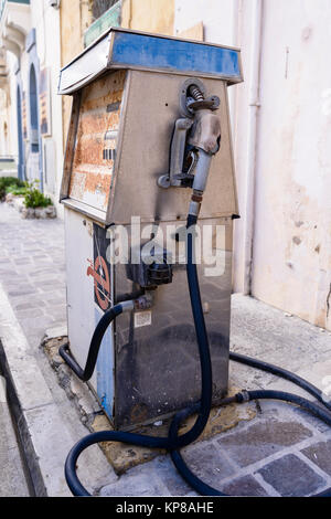 Vecchie e arrugginite pompa benzina in corrispondenza di un bordo strada stazione di benzina Foto Stock