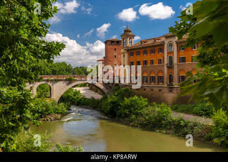 Isola Tiberina in giornata soleggiata, Roma, Italia Foto Stock