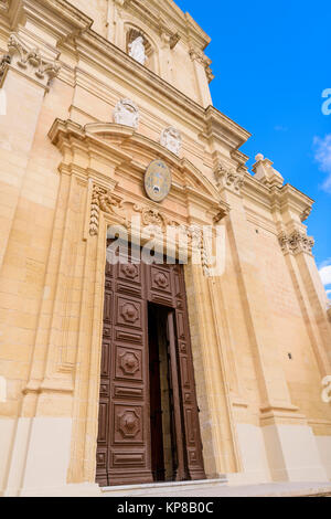 Porta in legno ingresso alla cittadella cattedrale la cittadella di Victoria a Gozo, Malta. Foto Stock