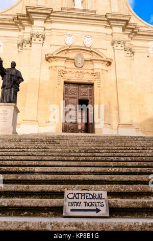 Segno rivolto verso il ticket booth su passi fuori l'ingresso alla cittadella cattedrale la cittadella di Victoria a Gozo, Malta. Foto Stock