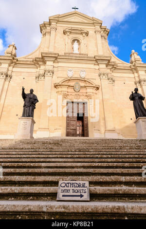 Segno rivolto verso il ticket booth su passi fuori l'ingresso alla cittadella cattedrale la cittadella di Victoria a Gozo, Malta. Foto Stock