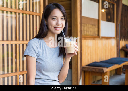 Donna bevanda di caffè nella caffetteria Foto Stock