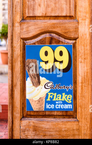 Pubblicità per un "99", una Cadbury scaglie di cioccolato in un gelato soft su un cono. Foto Stock