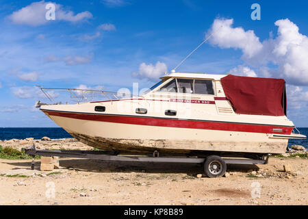 Vecchio Sunreacher 950 cabinato su un rimorchio parcheggiato a una costa rocciosa. Foto Stock