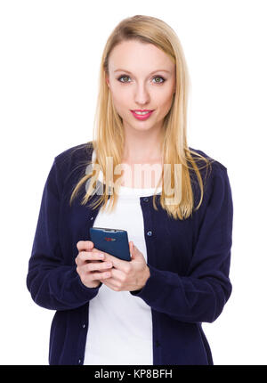 La donna caucasica uso del cellulare Foto Stock