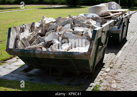Costruttori saltare caricato con macerie Foto Stock
