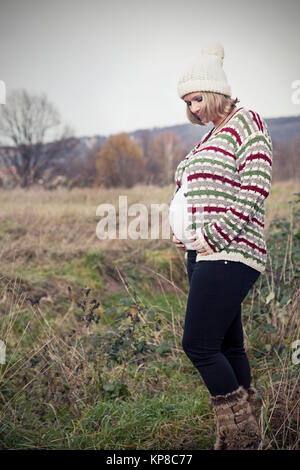 Donna incinta nel 9 ° mese in natura Foto Stock