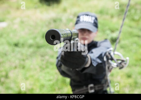 Femmina funzionario di polizia SWAT Foto Stock