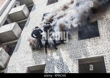 SWAT assalto il funzionamento Foto Stock