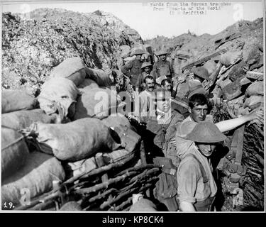 Riparare la linea anteriore trincea dopo l esplosione di bomba di cinquanta metri dalle trincee nemiche. D. W. Griffith in abiti civili. Durante le riprese di motion picture, la guerra mondiale i film, 'il cuore del mondo" in Francia, 1917. Foto Stock