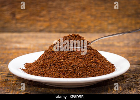 Il caffè macinato in piastra bianca Foto Stock