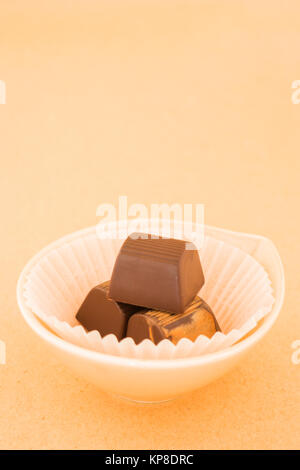 Pezzetti di cioccolato sul caldo sfondo vintage Foto Stock