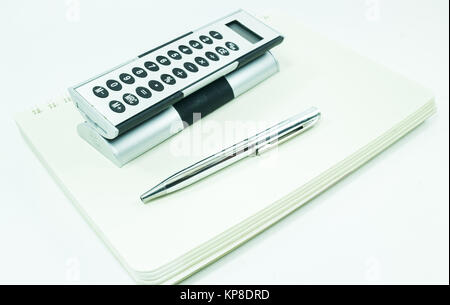 Calcolatrice tascabile e penna sul tavolo Foto Stock