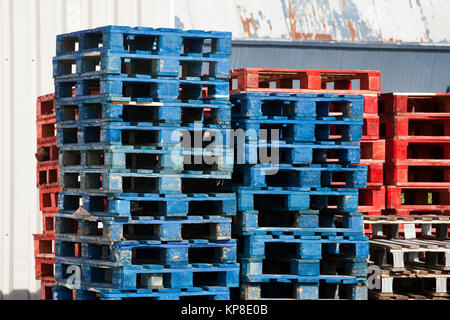 Il blu e il rosso dei pallet Foto Stock