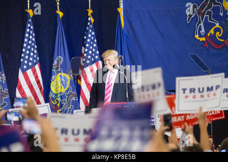 Manheim, PA - Ottobre 1, 2016: grande folla segni onde come Trump parla alla sua campagna politica dei rally Lancaster County. Foto Stock