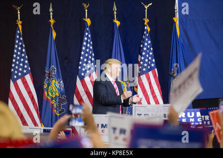 Manheim, PA - Ottobre 1, 2016: grande folla segni onde come Trump parla alla sua campagna politica dei rally Lancaster County. Foto Stock
