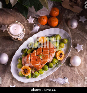 Cena di Natale con cavolini di Bruxelles in salsa di arancio Foto Stock