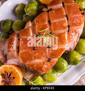 Cena di Natale con cavolini di Bruxelles in salsa di arancio Foto Stock