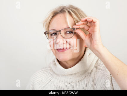 Donna anziana con gli occhiali Foto Stock