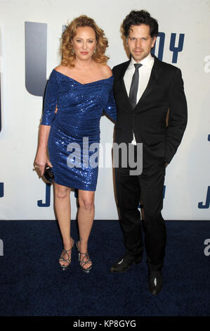 NEW YORK, NY - 13 dicembre: Virginia Madsen, Jack Sabato assiste la premiere del "Gioia" al Teatro Ziegfeld su dicembre 13, 2015 in New York City. Persone: Virginia Madsen, Jack Sabato Foto Stock