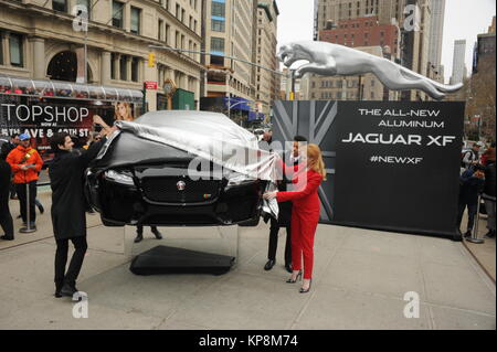 NEW YORK, NY - MARZO 31: Emmy nomination attrice, Christina Hendricks unisce Jaguar in Manhattan Flatiron quadrato su Marzo 31, 2015 a New York City per rivelare il tutto nuovo, 2016 XF berlina, galleggiante al di sopra del terreno a spotlight suo alluminio ad alta intensità di architettura, prima del suo debutto al 2015 New York International Auto Show. il 31 marzo 2015 a New York City. Persone: Christina Hendricks Foto Stock