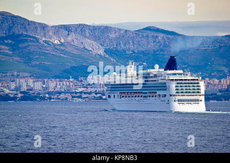 Cruiser nave in Split acque watefront Foto Stock