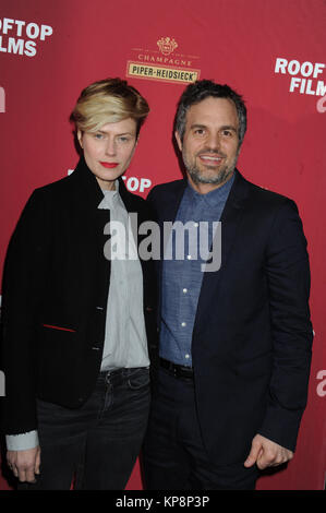 NEW YORK, NY - MARZO 12: Sunrise Coigney, Mark Ruffalo assiste come Champagne Piper-Heidsieck e film sul tetto presenti una speciale anteprima di Ethan Hawke's nuovo documentario "eymour: un' introduzione a St. Barts su Marzo 12, 2015 a New York City. Persone: Sunrise Coigney, Mark Ruffalo Foto Stock