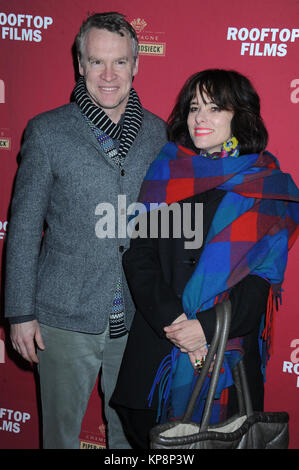 NEW YORK, NY - MARZO 12: Tate Donovan, Parker Posey assiste come Champagne Piper-Heidsieck e film sul tetto presenti una speciale anteprima di Ethan Hawke's nuovo documentario "eymour: un' introduzione a St. Barts su Marzo 12, 2015 a New York City. Persone: Tate Donovan, Parker Posey Foto Stock