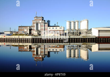 Spiegelung in wasser Hafen von Elsfleth, riflessione in acqua porto di Elsfleth Port Foto Stock