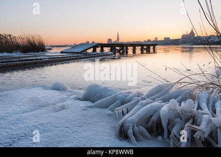 Vista del Warnow a Rostock Foto Stock