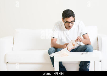 Lonely Man a mangiare cibo da soli a casa Foto Stock