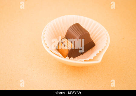 Pezzetti di cioccolato sul caldo sfondo vintage Foto Stock