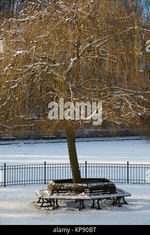 Inverno a Berlino il parco di Friedrichshain Foto Stock