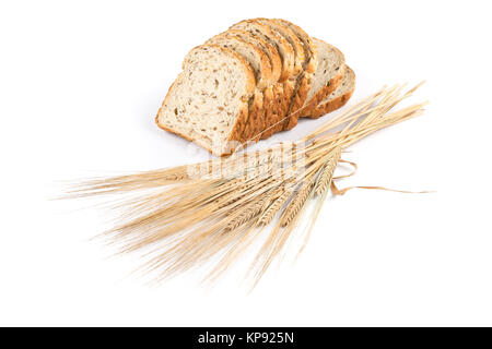 Pane fresco e frumento su bianco Foto Stock